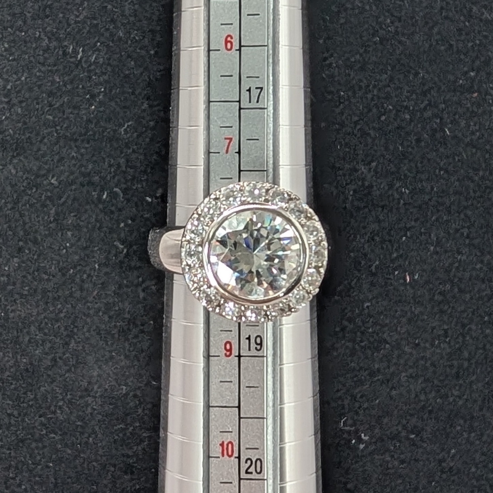 Costume Jewelry Ring with Circular Center Stone Size 8 - Picture 1 of 5